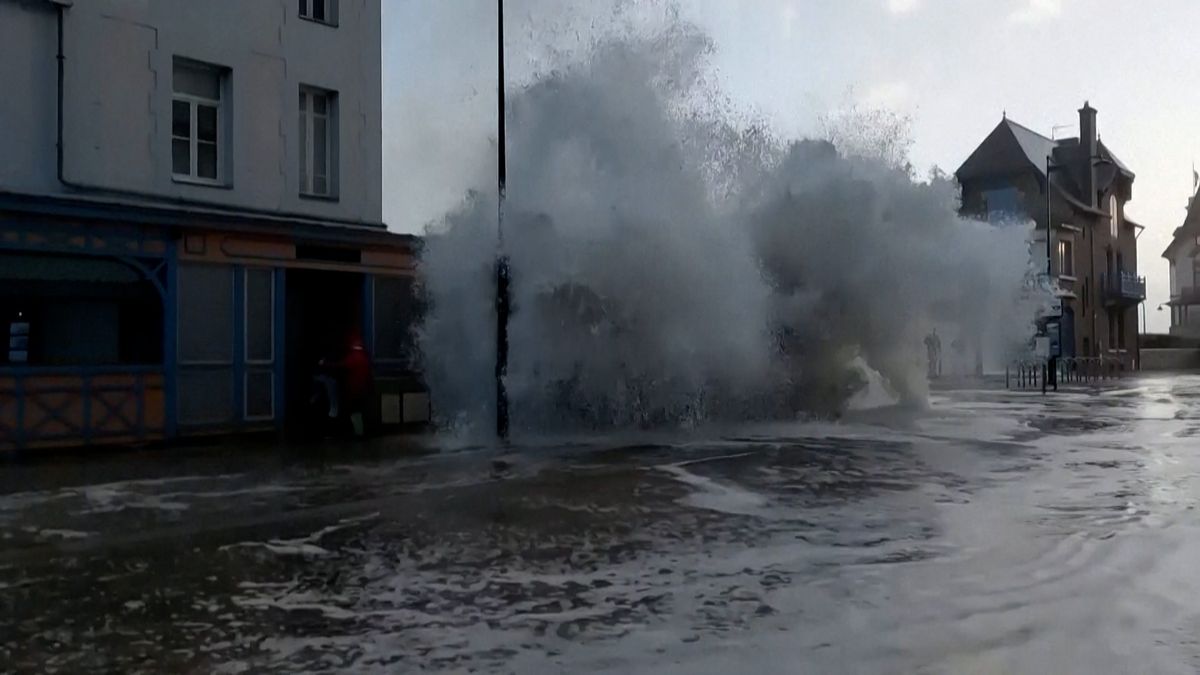 Mořské vlny v Bretani stříkaly až do ulic